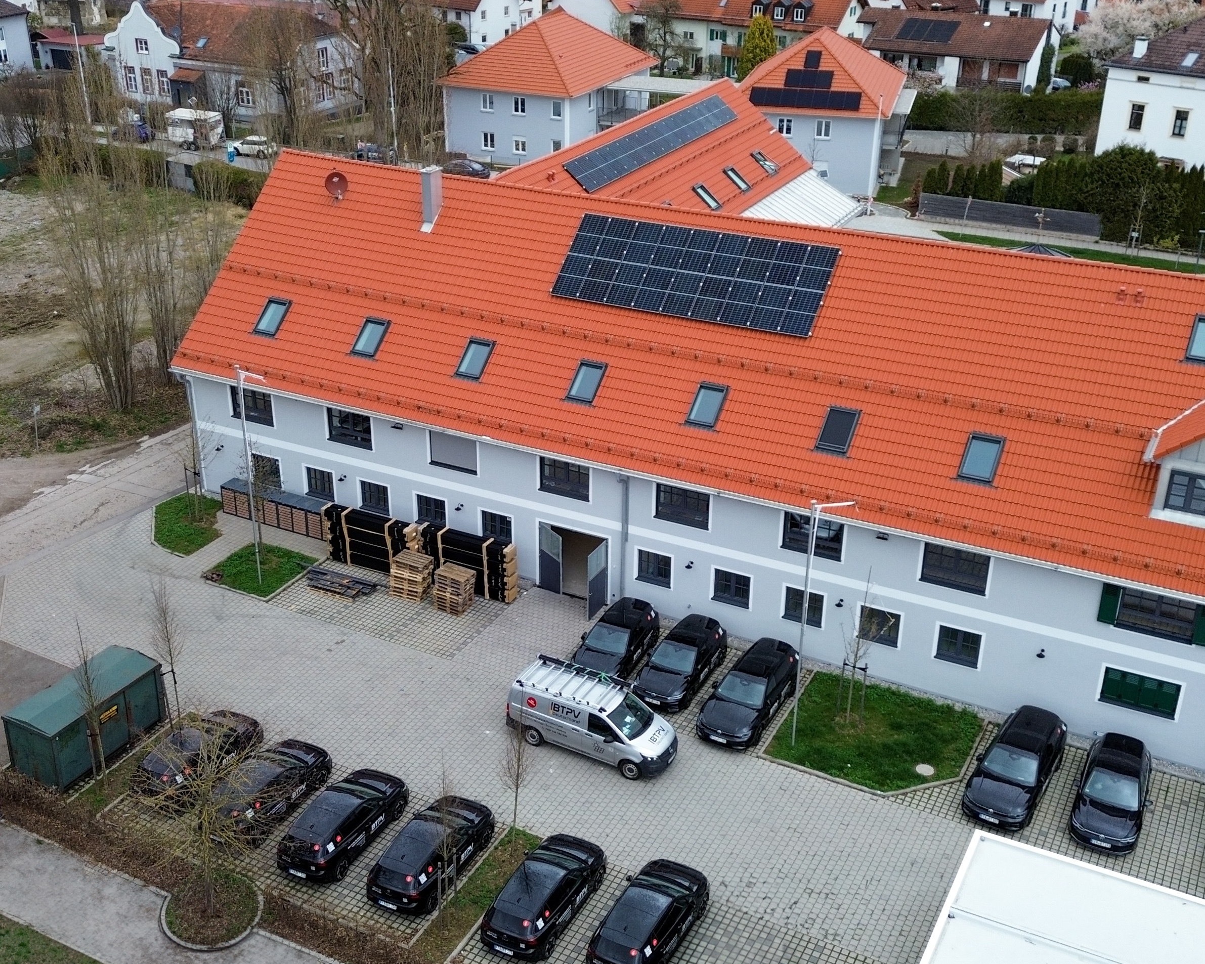 BTPV Deutschland Firmensitz Puchheim, Luftaufnahme mit Photovoltaikanlage auf dem Dach